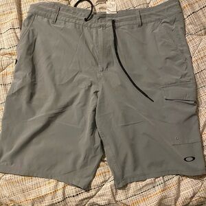 Oakley men’s shorts, size 38, light grey.